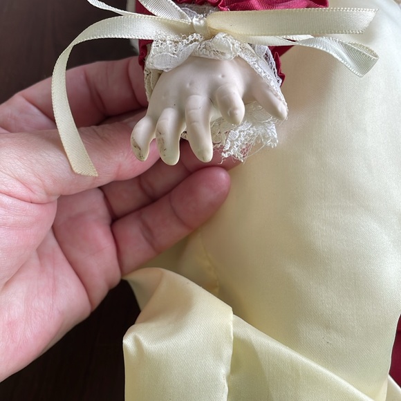 Doll with porcelain head, feet, and hands - Picture 6 of 6